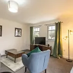 Bright 1 Bed Harbour-side W Sea Views Апартаменты *