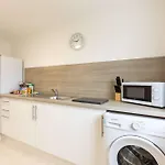 Bright 1 Bed Harbour-side W Sea Views Апартаменты *