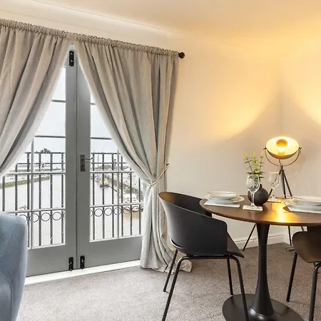 Bright 1 Bed Harbour-side W Sea Views Apartment