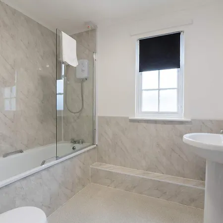 Bright 1 Bed Harbour-side W Sea Views *