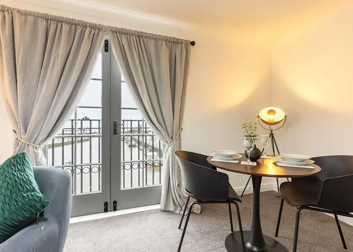 Bright 1 Bed Harbour-side W Sea Views Apartment