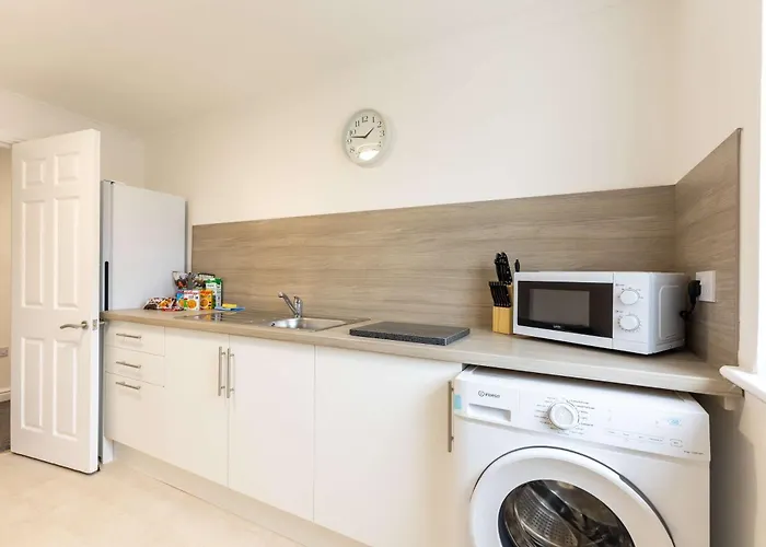 Bright 1 Bed Harbour-side W Sea Views Apartment *