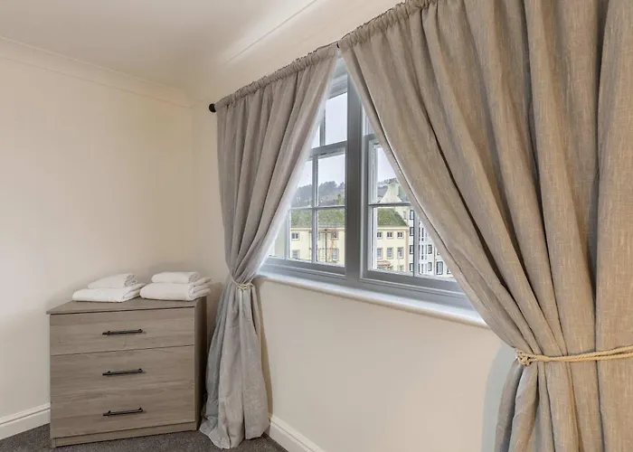 Bright 1 Bed Harbour-side W Sea Views