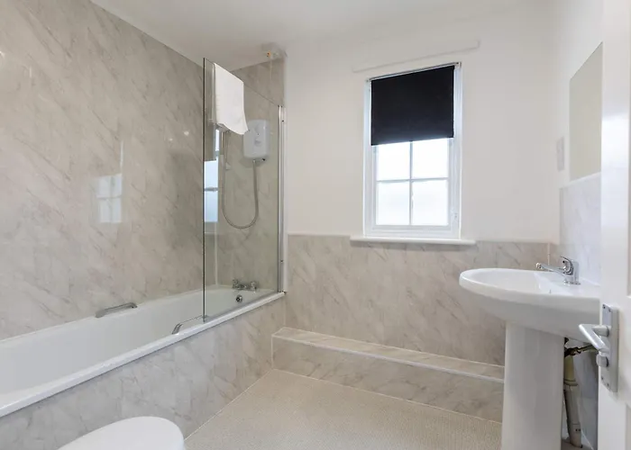 Bright 1 Bed Harbour-side W Sea Views *